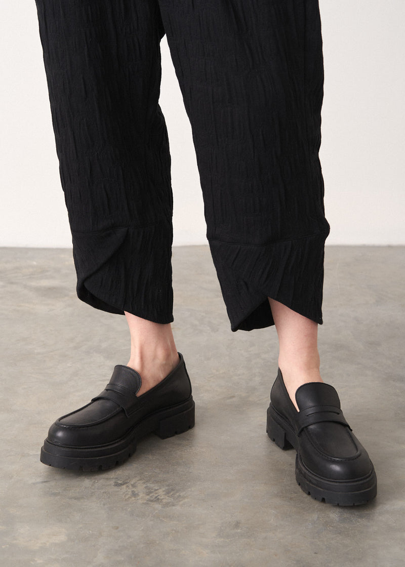 Textured black trousers with drawstring